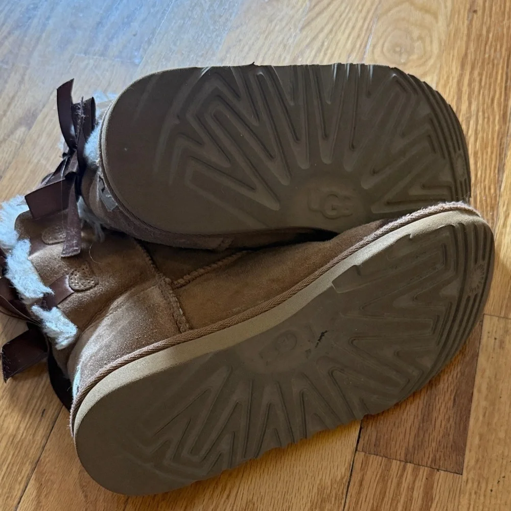 Ugg sz 3 youth Cozy Brown Kids Boots- condition noted Bailey boot